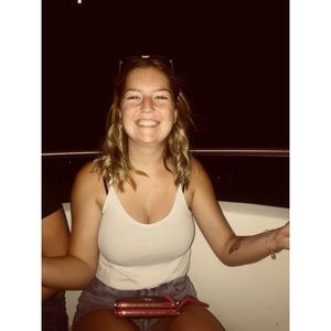 Meet your Posher, Caitlin